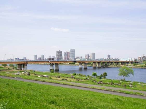 Arakawa River cycling path and bridge